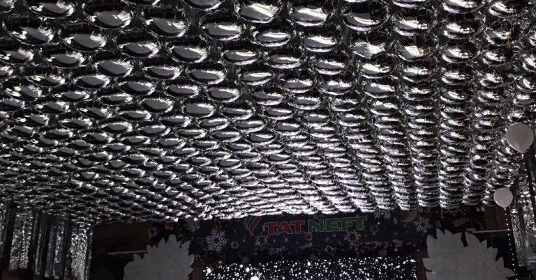 2017 год Декор потолка 800 шт металлизированных серебряных шаров.  Сказочное путешествие
